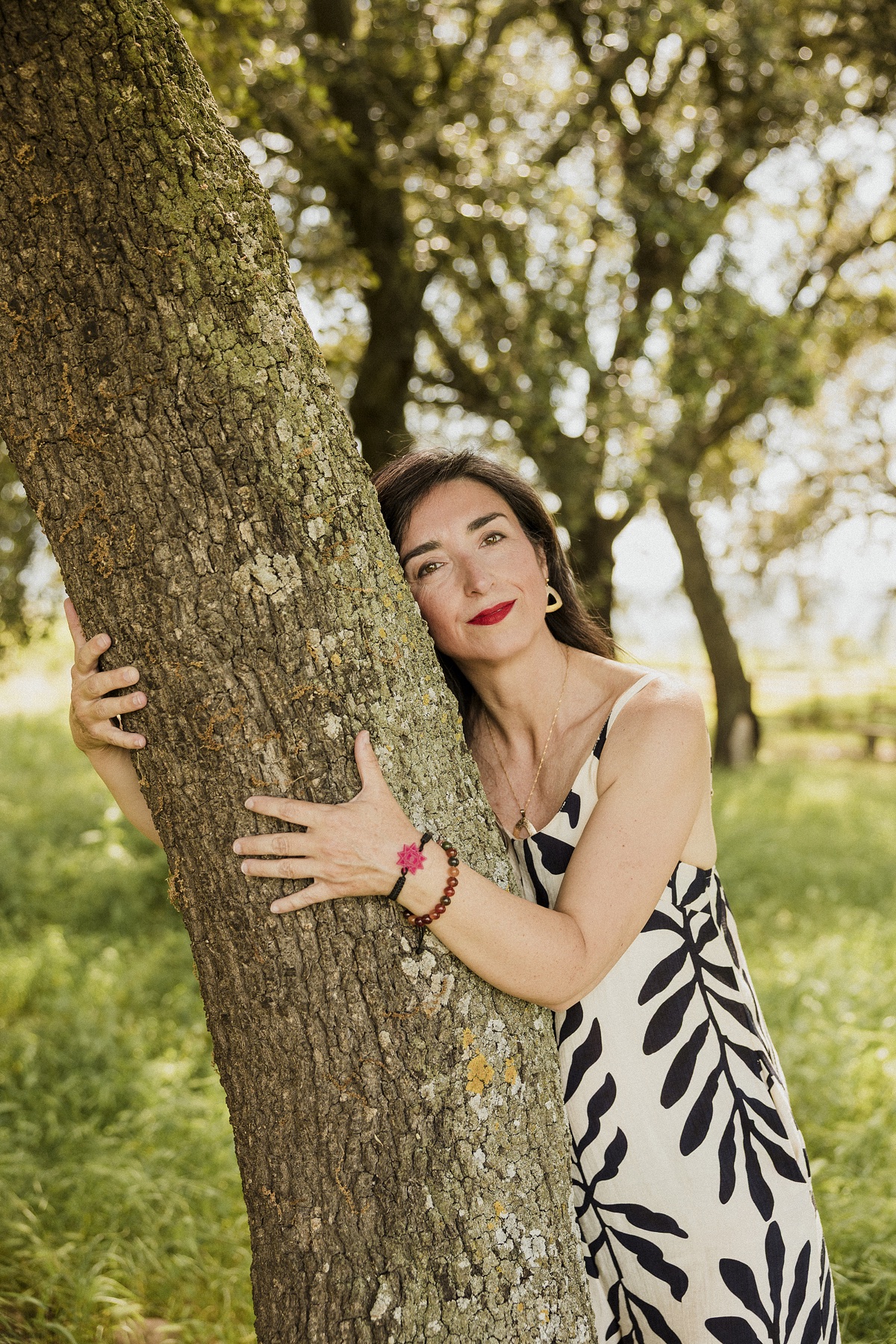 Isaro Corell junto a un árbol