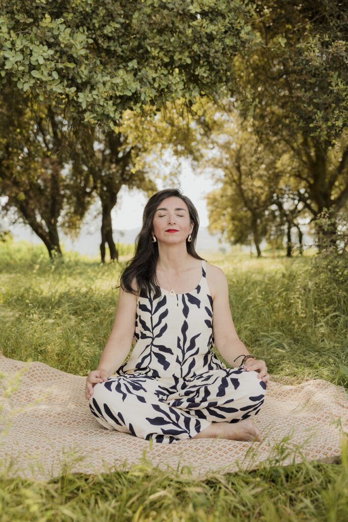 Isaro Corell meditando al aire libre