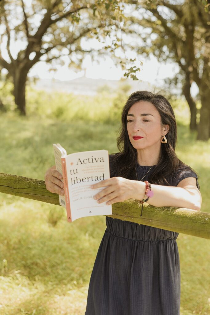 Isaro Corell leyendo el libro Activa tu Libertad